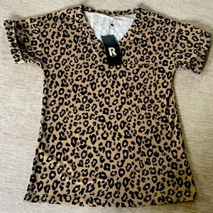 T shirt with a V cheetah print